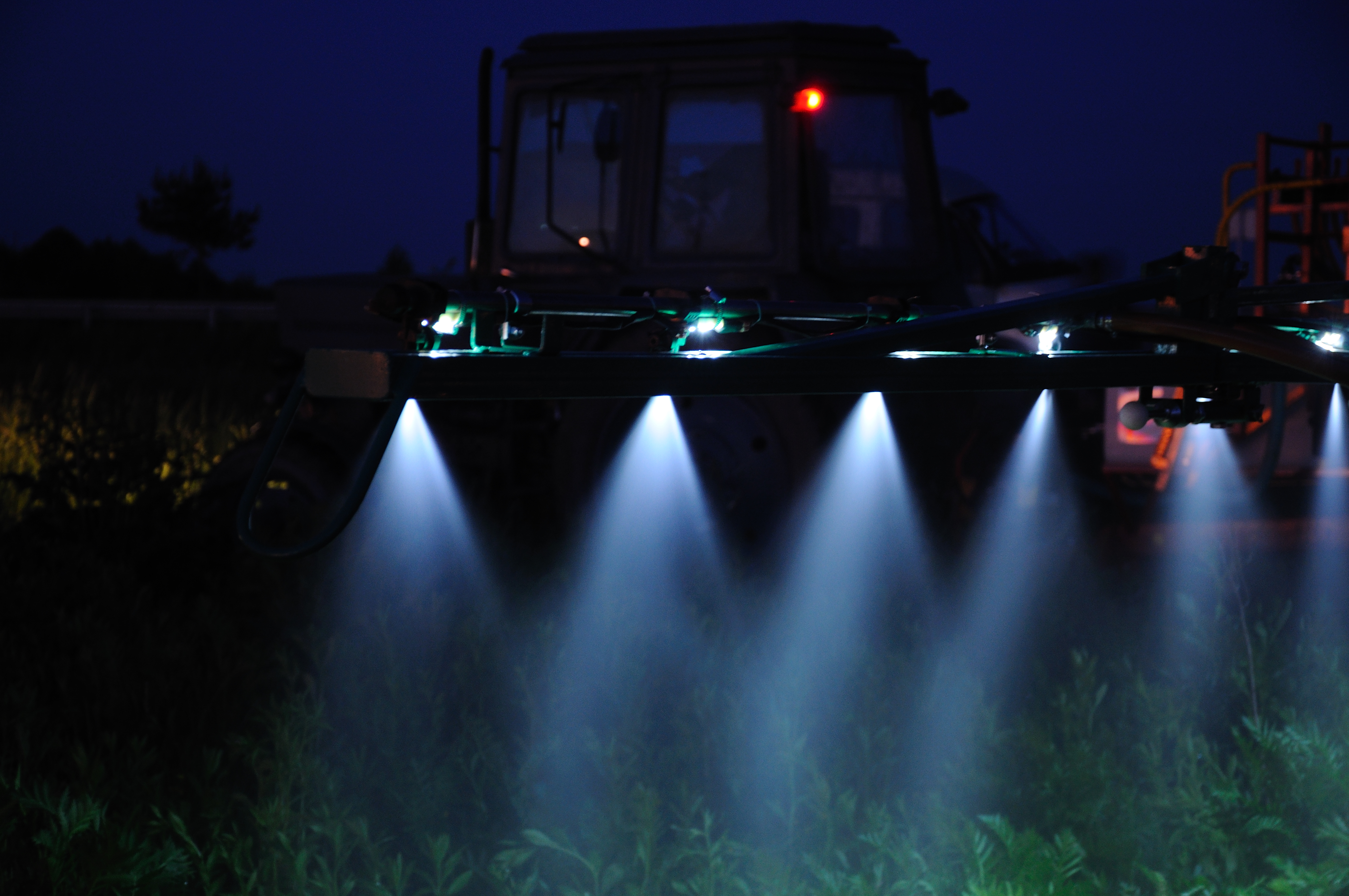 LED-підсвітка кожного розпилювача для роботи обприскувача в темну пору доби.